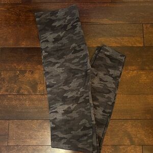 SPANX gray and black camo leggings Size L like-new